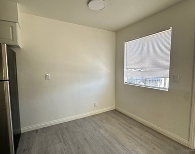 2121 Oceanus Lane - Photo Thumbnail 4