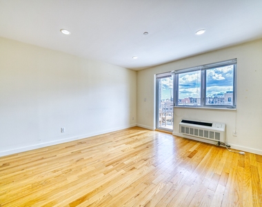 23-15 Astoria Boulevard - Photo Thumbnail 4