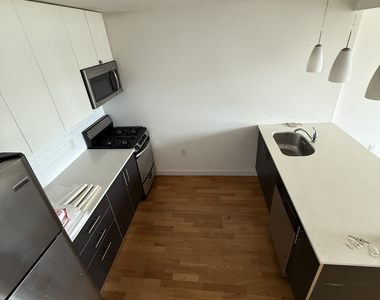 30th Rd, Astoria, NY 11102 - Photo Thumbnail 4