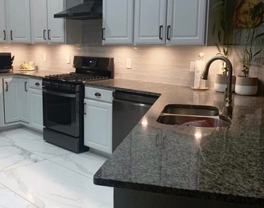 3381 Hunters Point Road Se - Photo Thumbnail 5