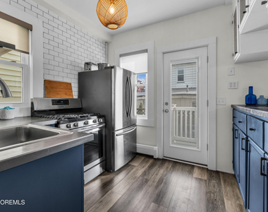 1208 Bond Street - Photo Thumbnail 7