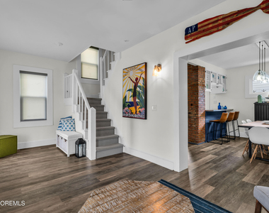 1208 Bond Street - Photo Thumbnail 3