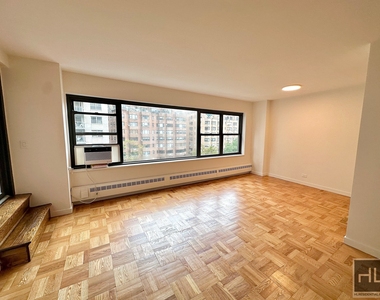 East 55 Street - Photo Thumbnail 4
