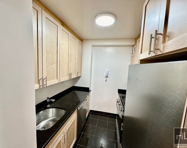 East 55 Street - Photo Thumbnail 8