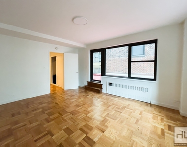 East 55 Street - Photo Thumbnail 3