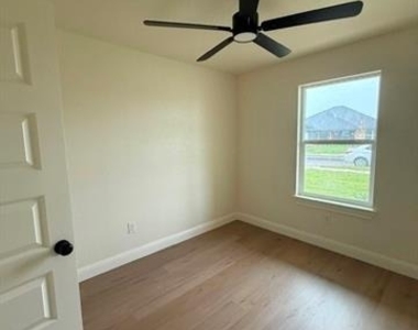 7646 Hudson Way - Photo Thumbnail 18