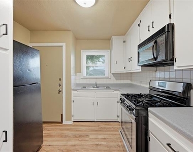 1701 W Elm Street - Photo Thumbnail 5
