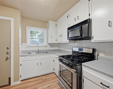 1701 W Elm Street - Photo Thumbnail 6
