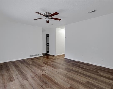 207 Stefanie Street - Photo Thumbnail 7