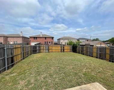 2912 Crimson Clover Drive - Photo Thumbnail 4
