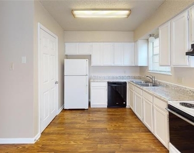 218 Renfro Street - Photo Thumbnail 6