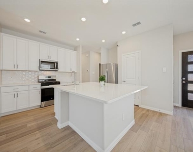 715 Dotty Drive - Photo Thumbnail 8
