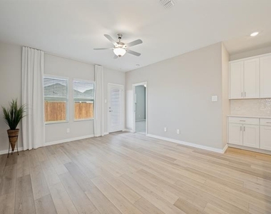 715 Dotty Drive - Photo Thumbnail 6