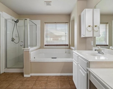 5001 Lake Crest Drive - Photo Thumbnail 10