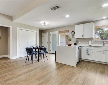 926 Hillside Lane - Photo Thumbnail 3