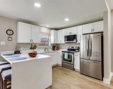 926 Hillside Lane - Photo Thumbnail 2