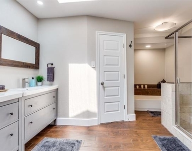 926 Hillside Lane - Photo Thumbnail 5