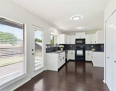 2816 Chelsea Lane - Photo Thumbnail 11