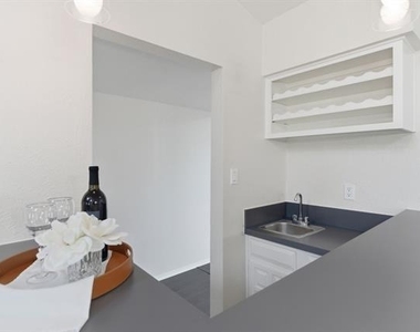 2816 Chelsea Lane - Photo Thumbnail 10