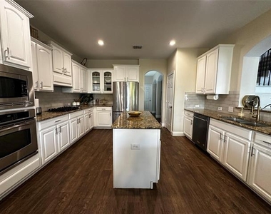 213 Fox Hollow Boulevard - Photo Thumbnail 5