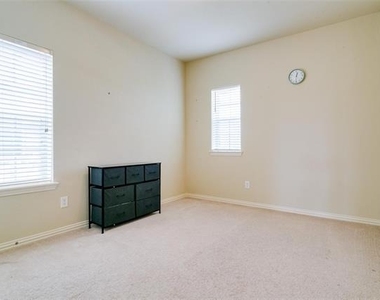 3116 Hereford Drive - Photo Thumbnail 11