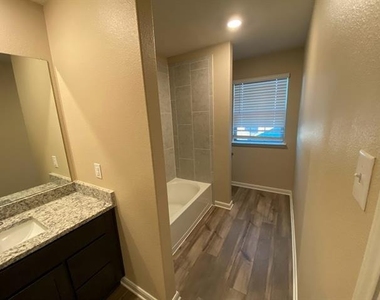 200 Lake Ridge - Photo Thumbnail 19