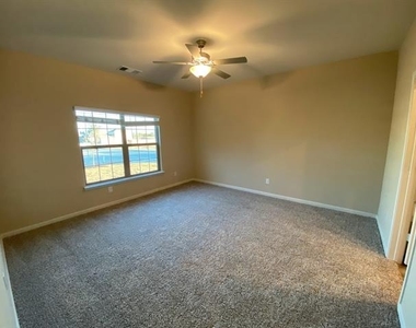 200 Lake Ridge - Photo Thumbnail 6