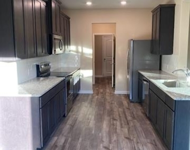 200 Lake Ridge - Photo Thumbnail 4
