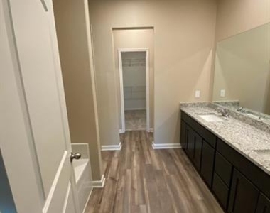 200 Lake Ridge - Photo Thumbnail 7