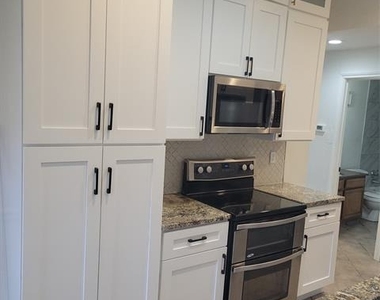 3647 W Northgate Drive - Photo Thumbnail 7