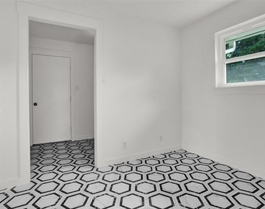 2910 W Crawford Street - Photo Thumbnail 12