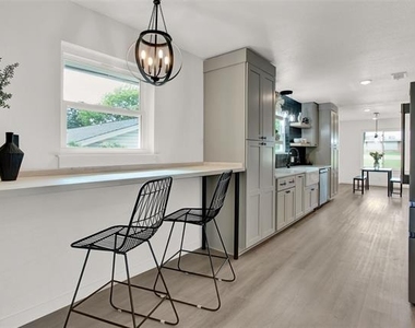 2910 W Crawford Street - Photo Thumbnail 9