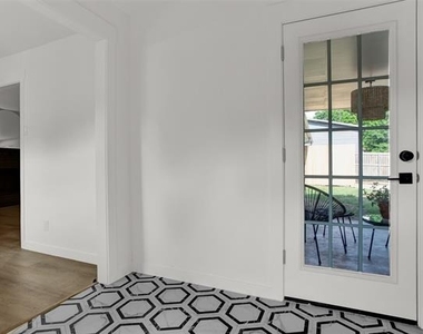 2910 W Crawford Street - Photo Thumbnail 13