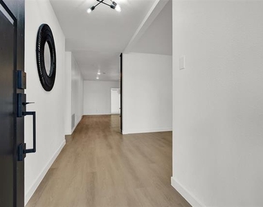2910 W Crawford Street - Photo Thumbnail 2