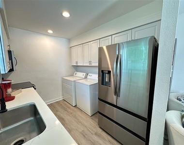 807 W Broadus Avenue - Photo Thumbnail 2