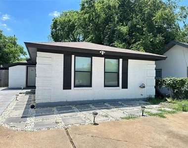807 W Broadus Avenue - Photo Thumbnail 6