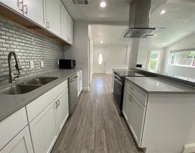 3035 Townsend Drive - Photo Thumbnail 3