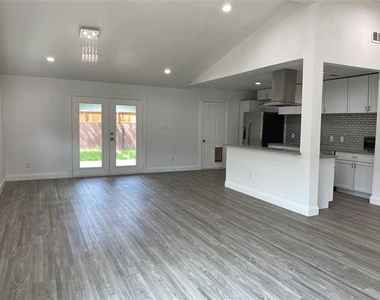 3035 Townsend Drive - Photo Thumbnail 2