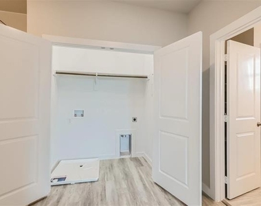 2404 Freshwater Lane - Photo Thumbnail 10