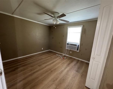 204 W Tarrant Street - Photo Thumbnail 10
