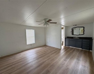 204 W Tarrant Street - Photo Thumbnail 7