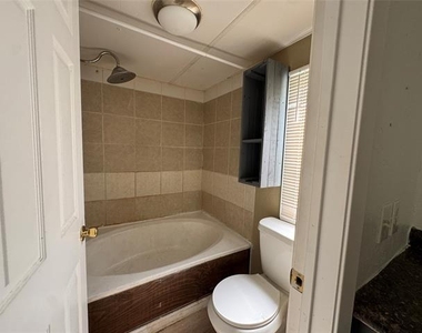 204 W Tarrant Street - Photo Thumbnail 8