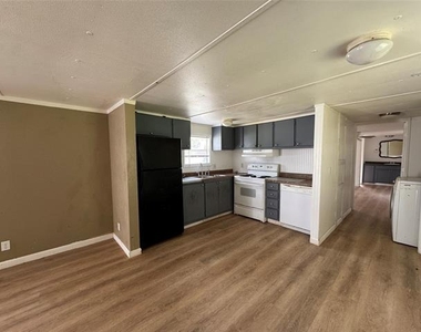 204 W Tarrant Street - Photo Thumbnail 2