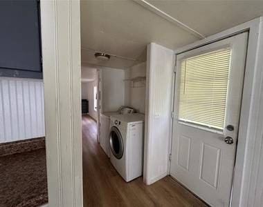 204 W Tarrant Street - Photo Thumbnail 6