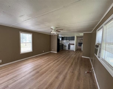 204 W Tarrant Street - Photo Thumbnail 4