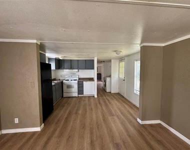 204 W Tarrant Street - Photo Thumbnail 1