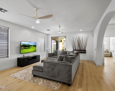 1084 E Susan Lane - Photo Thumbnail 5