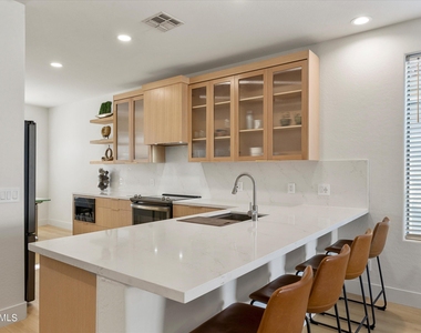 1084 E Susan Lane - Photo Thumbnail 6