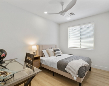 1084 E Susan Lane - Photo Thumbnail 14