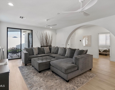 1084 E Susan Lane - Photo Thumbnail 9